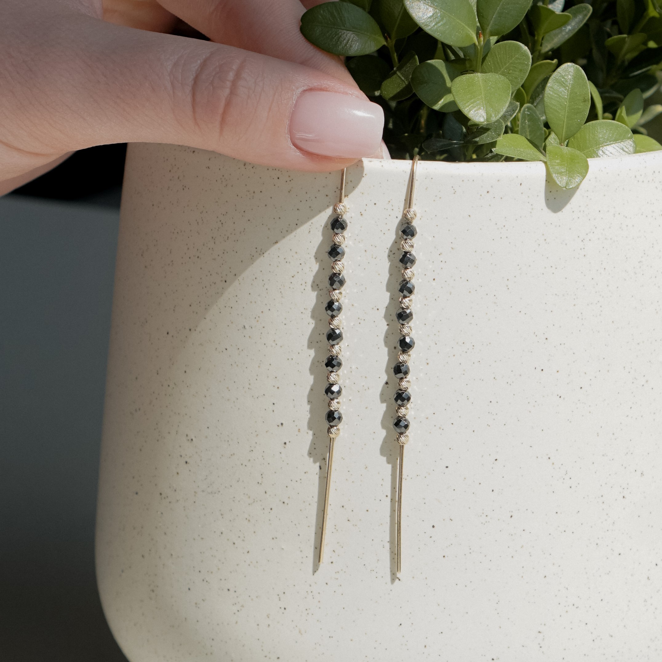 złote kolczyki przewlekane z onyksami, splot Ankier na doniczce