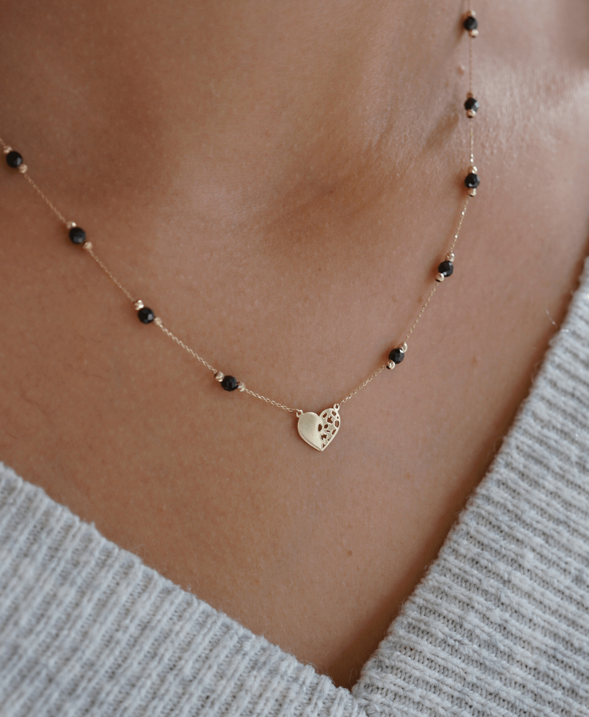 złota celebrytka z onyksami i serduszkiem