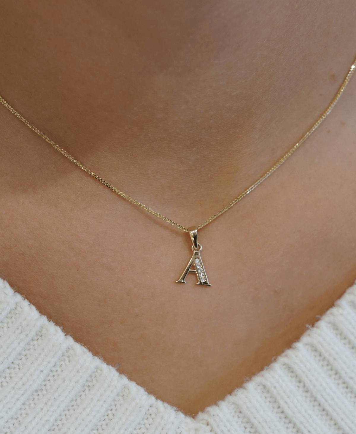 złota zawieszka literka A z cyrkoniami