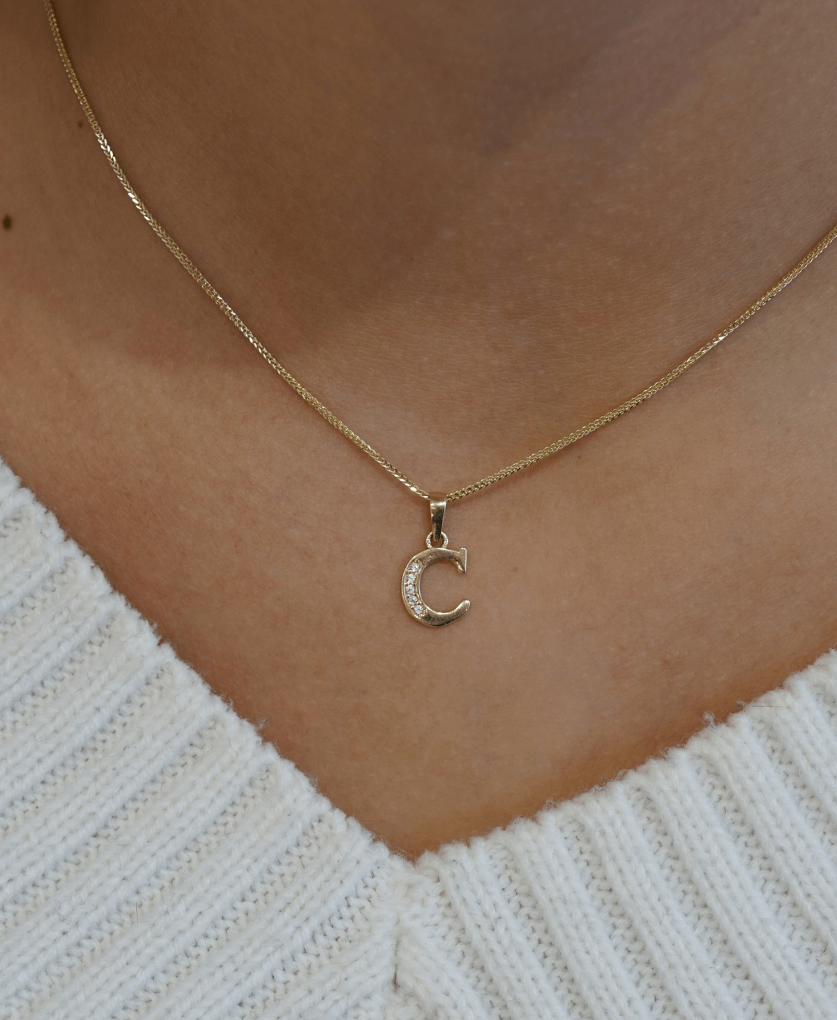 złota zawieszka literka C z cyrkoniami próba 585