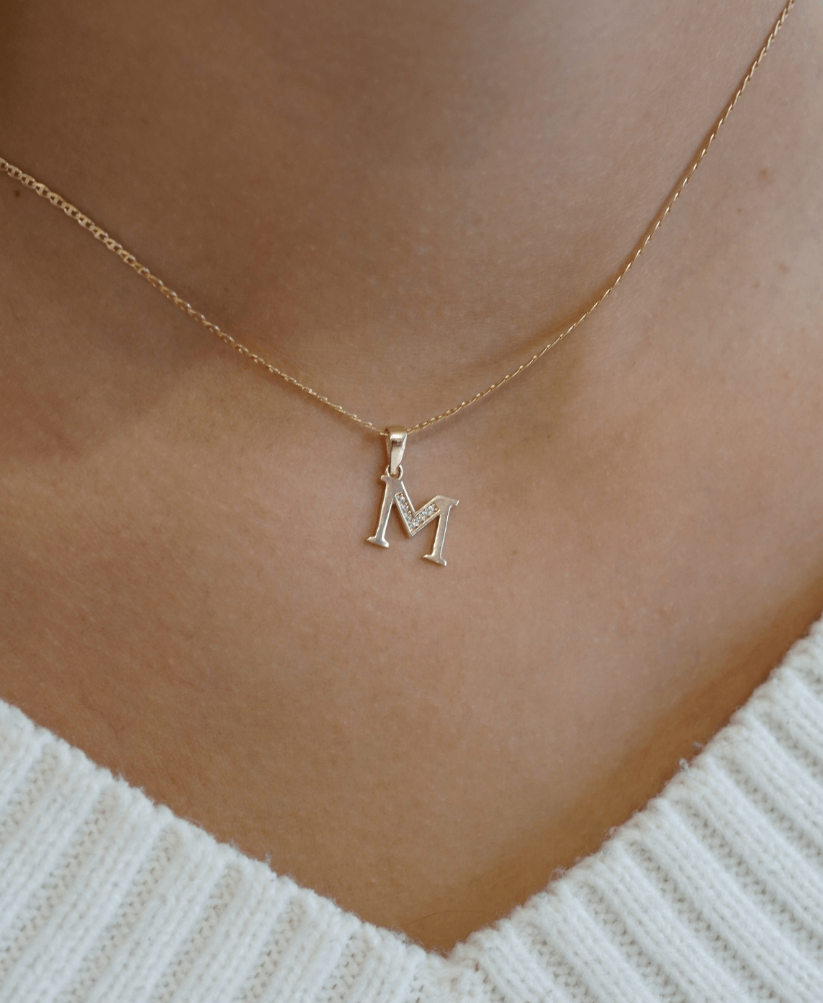 złota zawieszka literka M z cyrkoniami próba 585