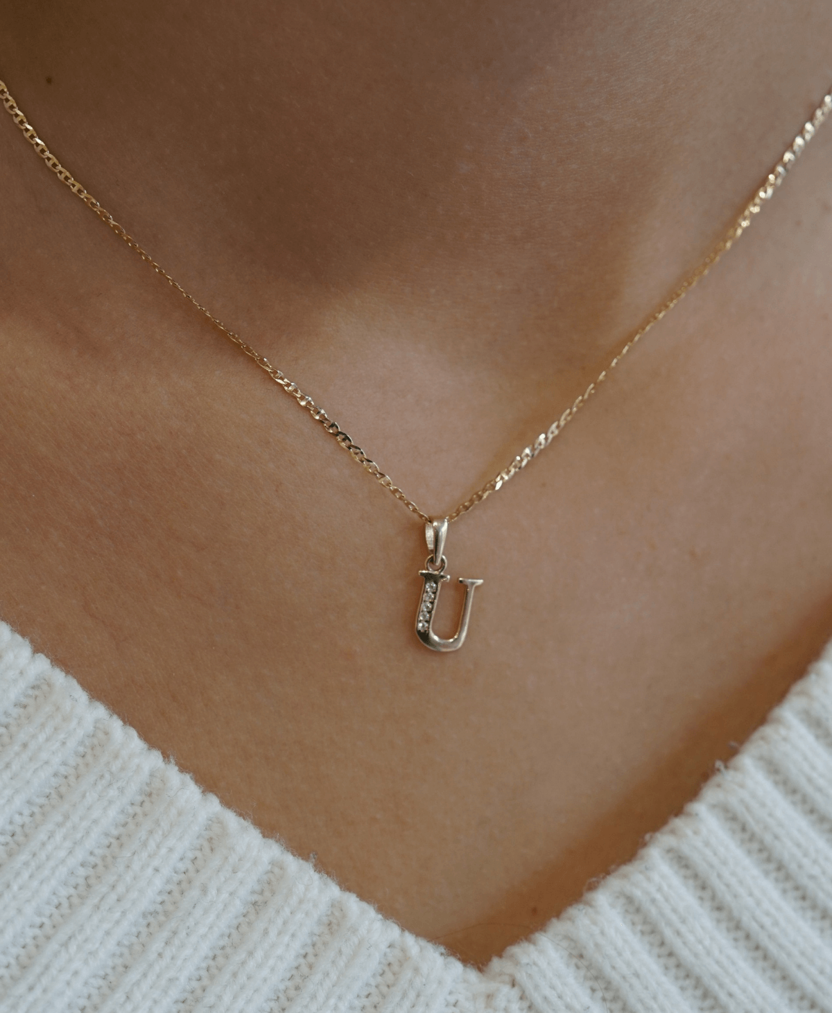 złota zawieszka literka U z cyrkoniami próba 585