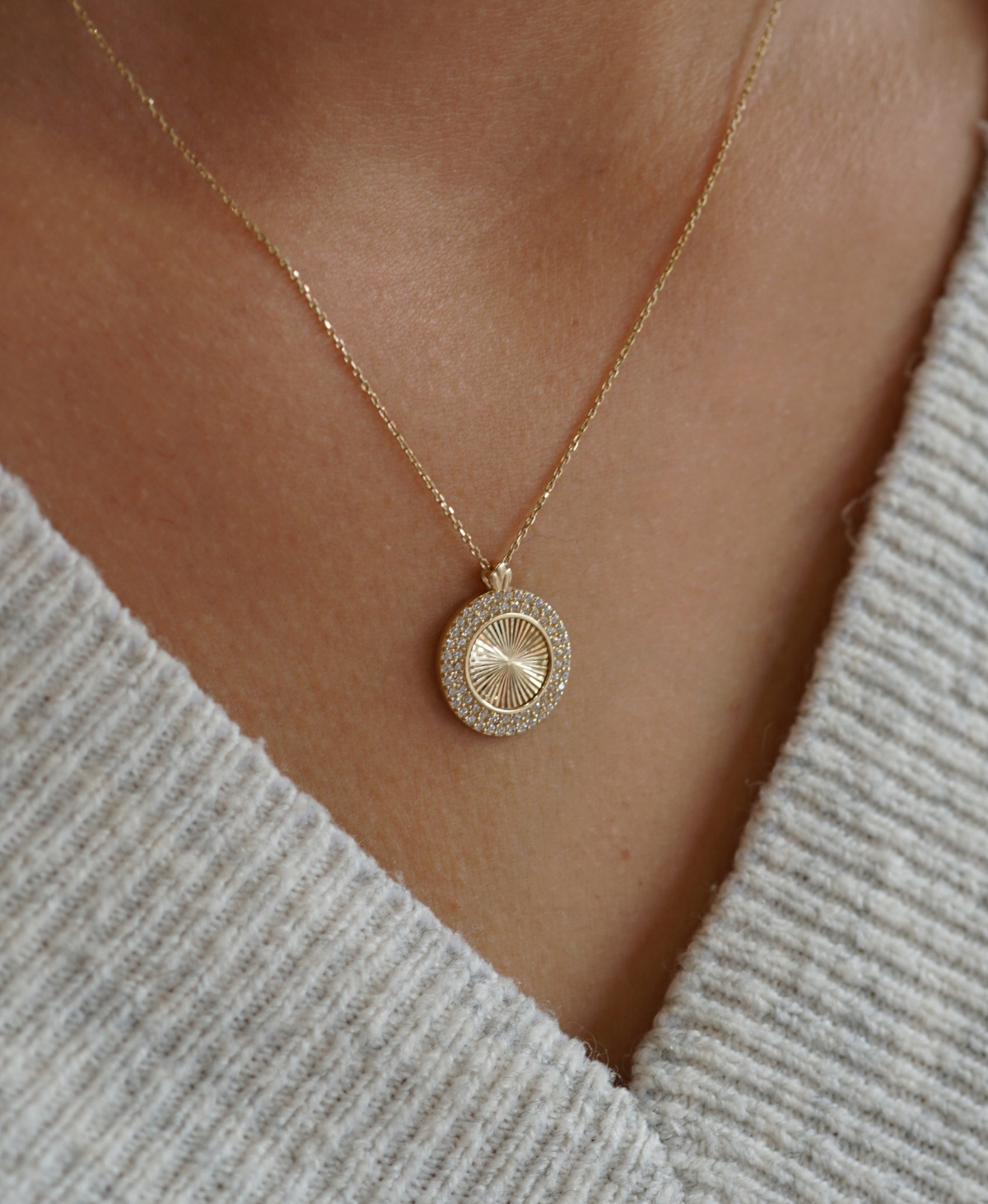 Złota celebrytka koło z cyrkoniami pr. 585